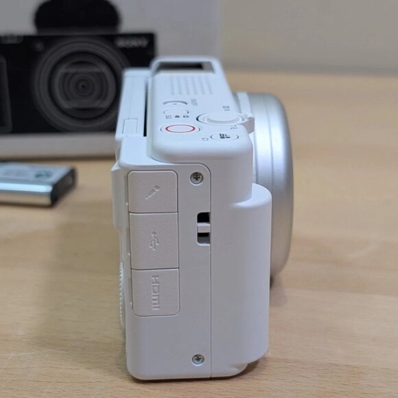 Sony ZV-1 II Vlog Camera for Content Creators & Vloggers (White) - ZV-1M2 - Picture 3 of 9